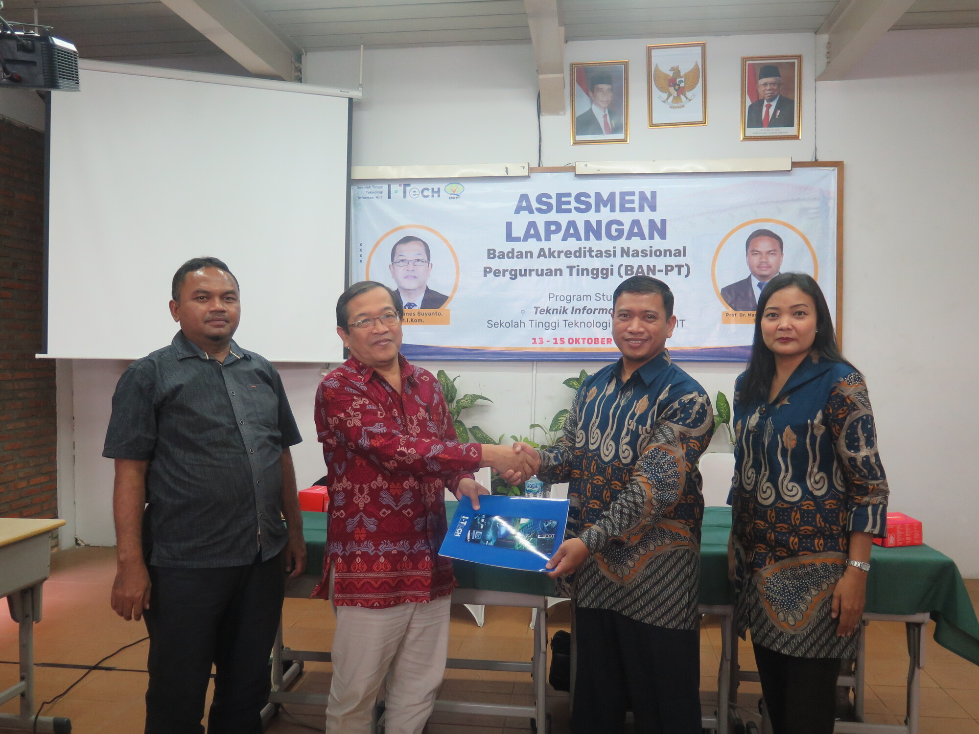 Melakukan Penandatanganan Berita Acara Akreditasi Program Studi (Prodi) Teknik Informatika Sekolah Tinggi Teknologi Informasi NIIT