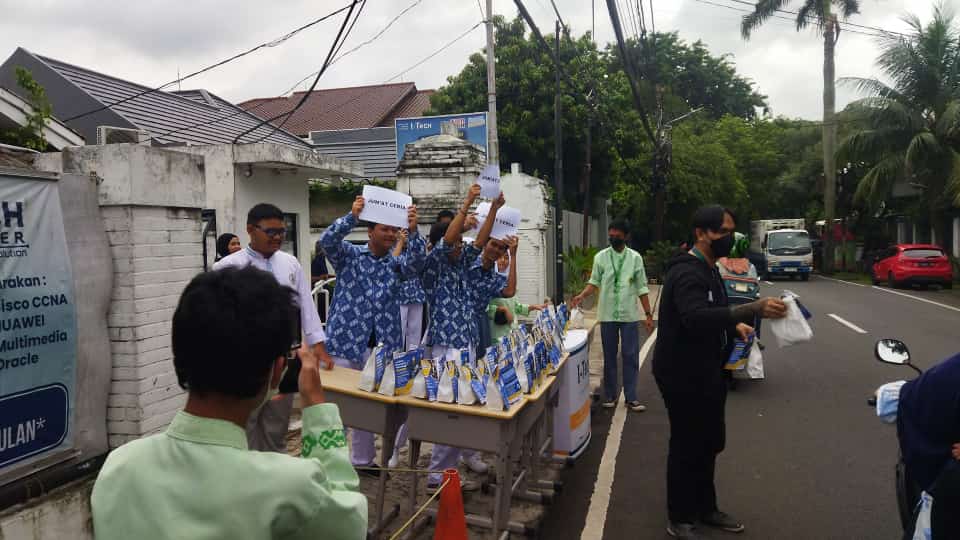 STTI NIIT I-Tech melakukan kegiatan berbagi sejumlah makanan dalam rangka Jum'at Ceria